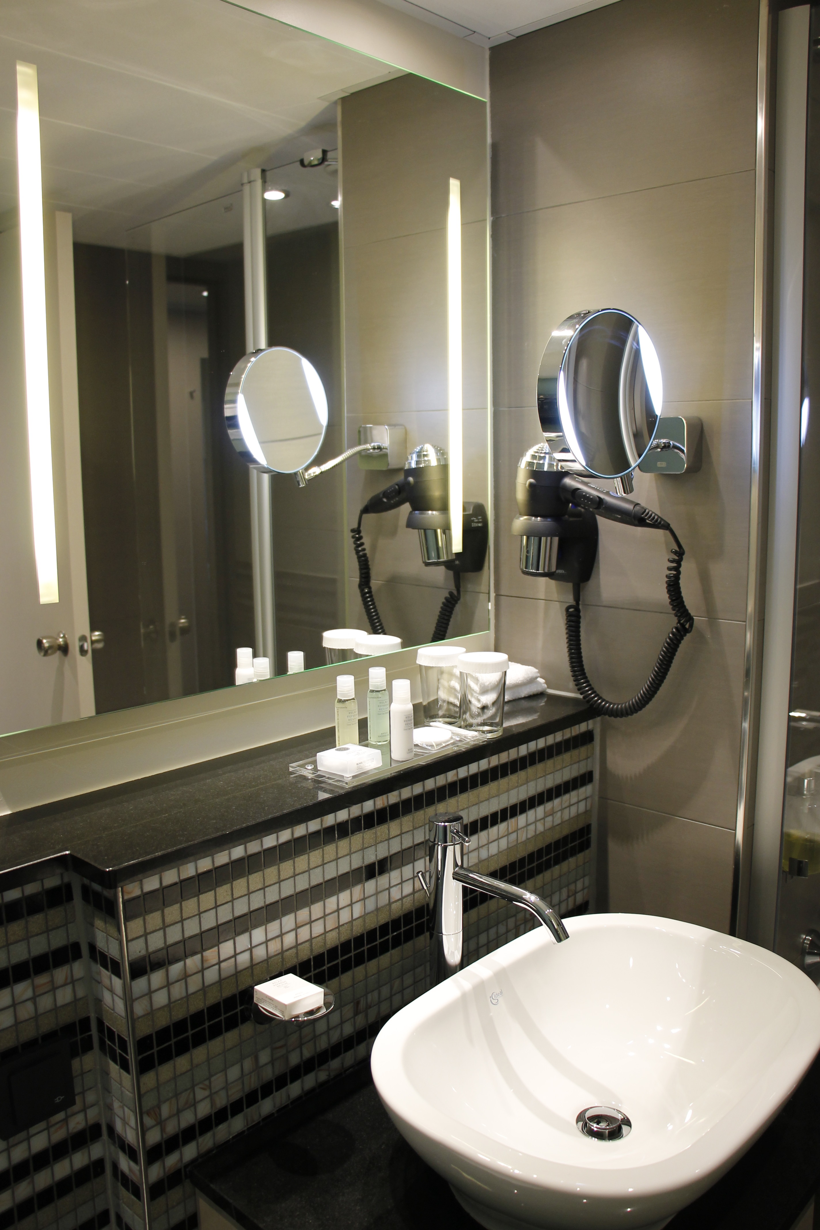 Zentral und modern übernachten im crowne plaza berlin city center ...