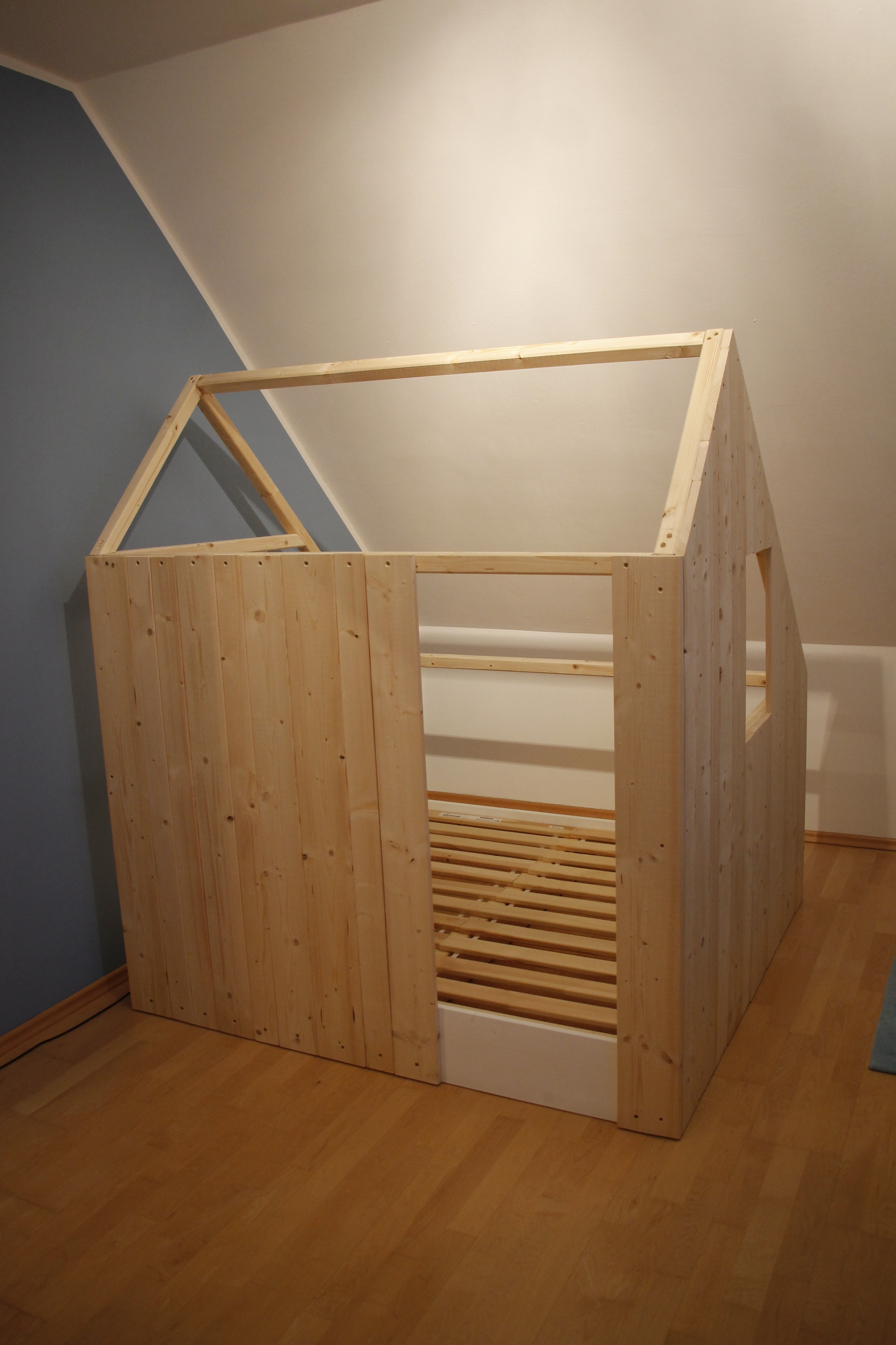 Diy: ein selbstgebautes spielhaus für das kinderzimmer lavendelblog