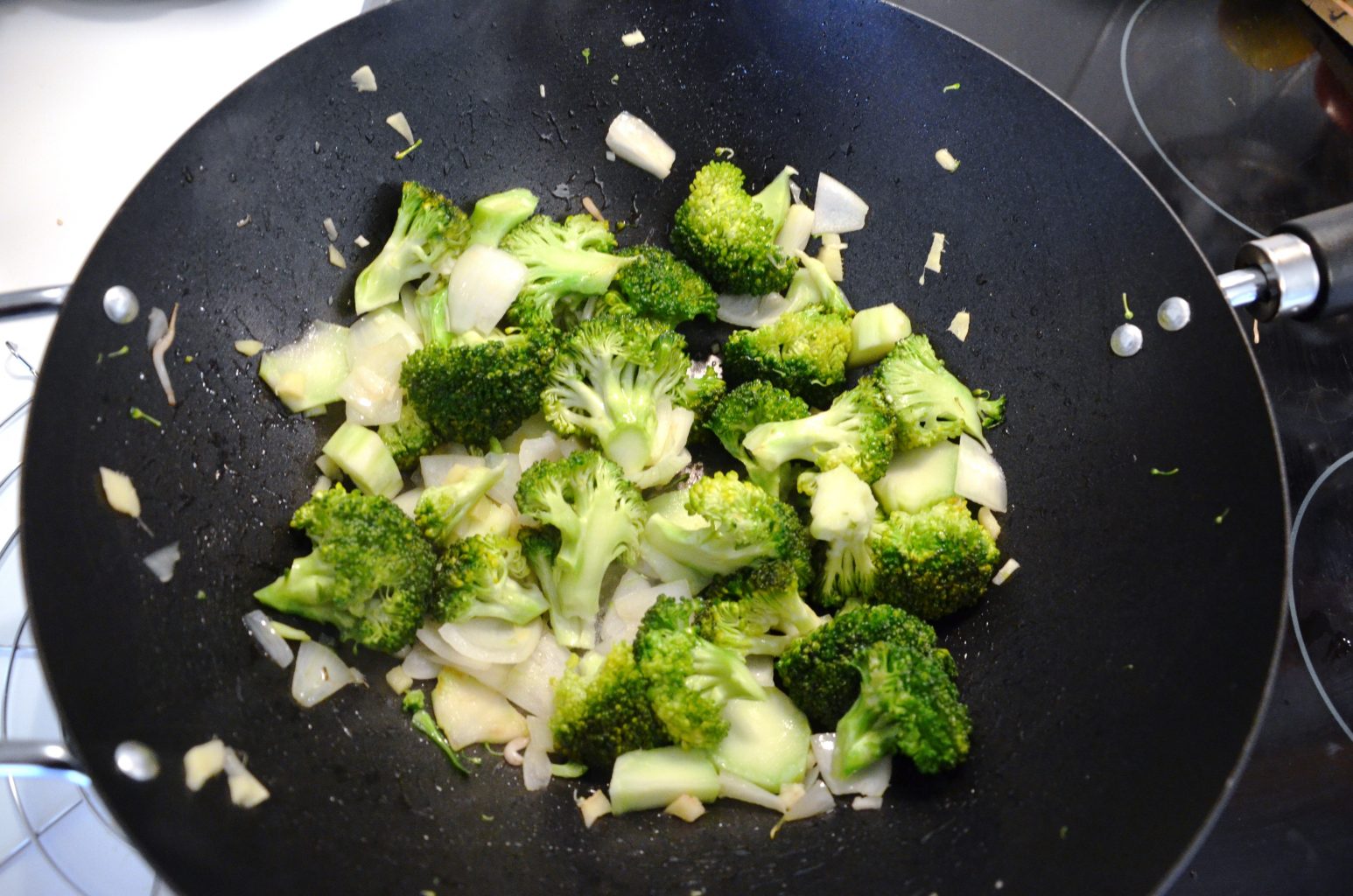 wok broccoli und zwiebeln