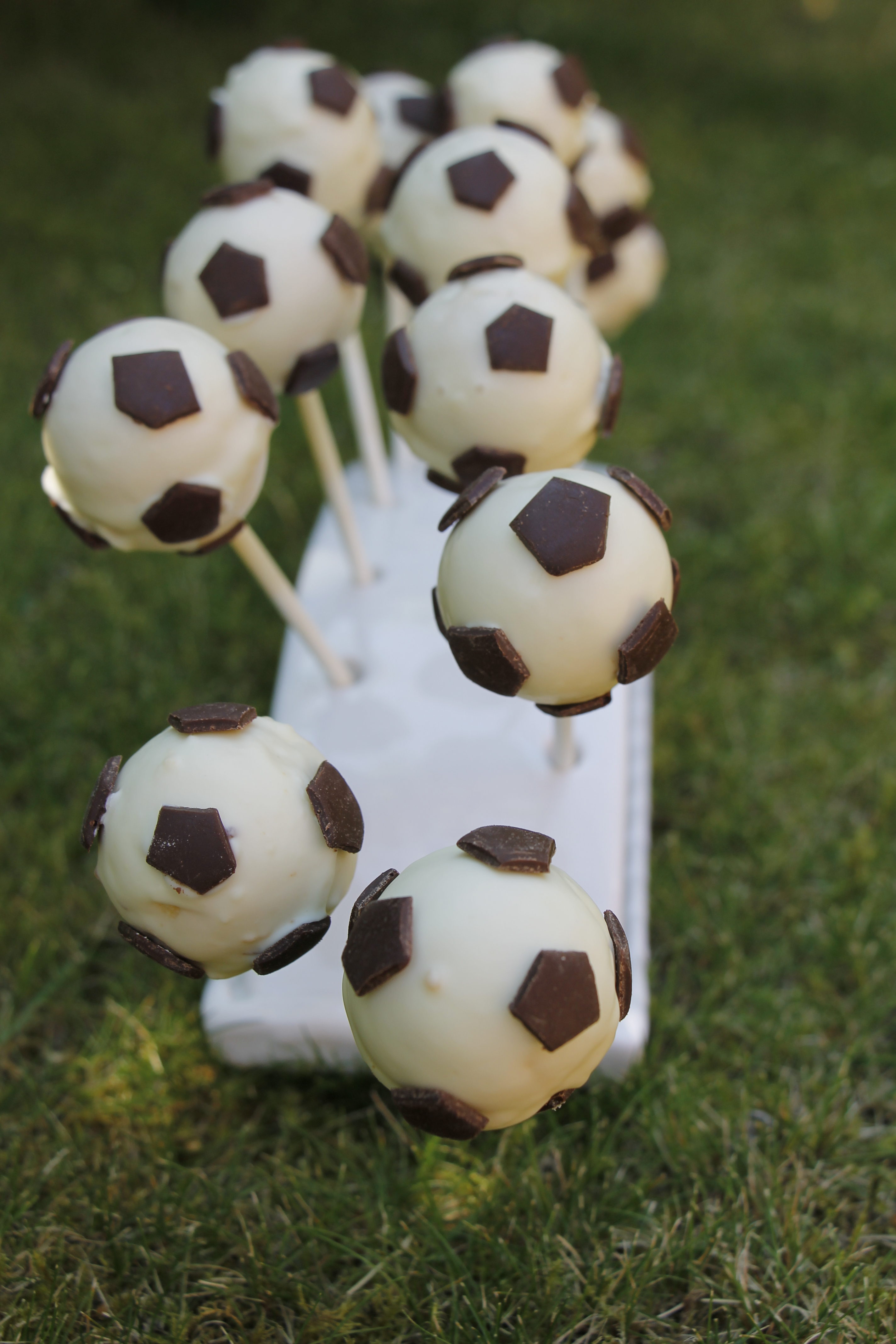 Süße Snacks zur EM: Fußball-Cakepops und Fußballmuffins (inkl ...