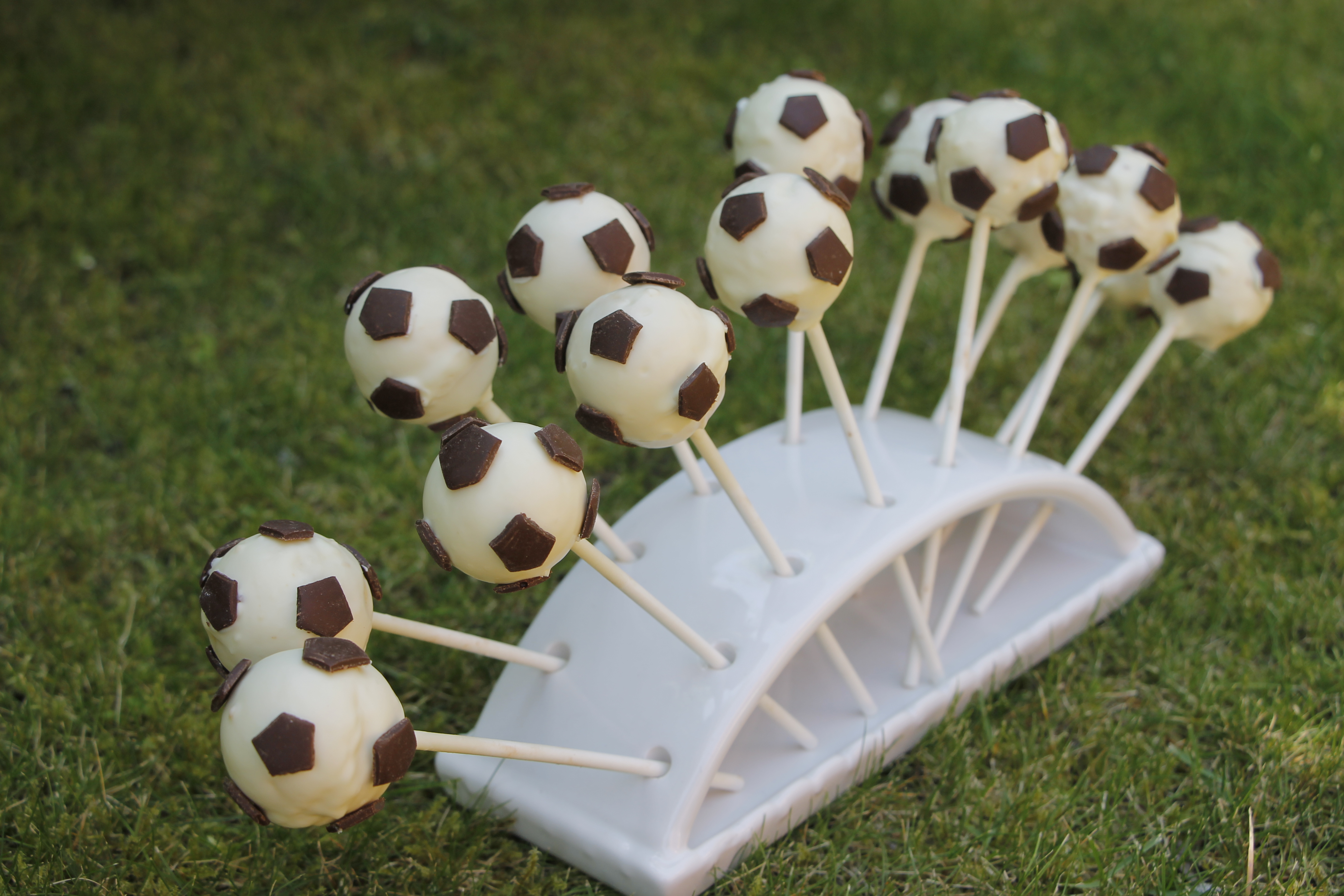 Süße Snacks zur EM: Fußball-Cakepops und Fußballmuffins (inkl ...