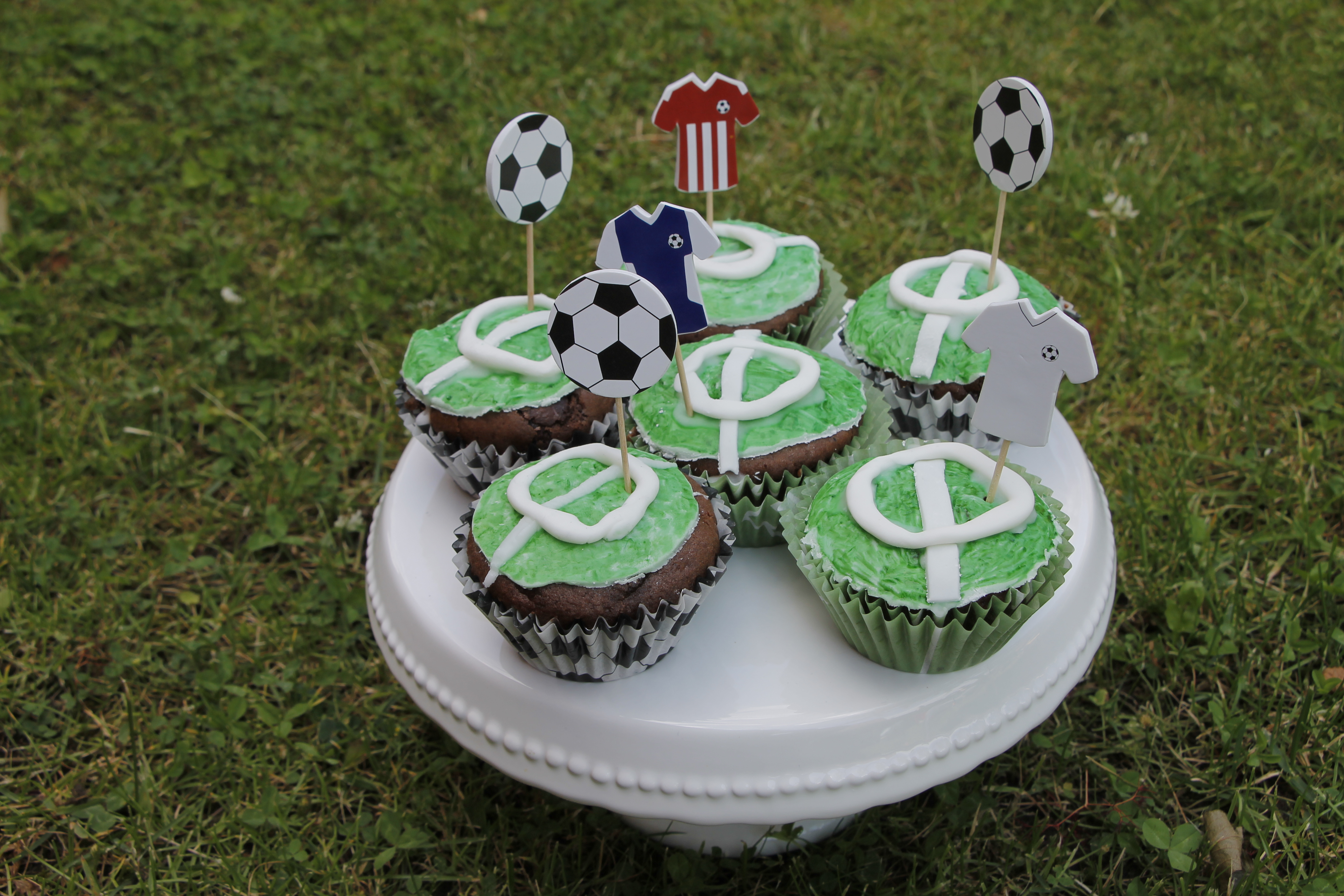 Süße Snacks zur EM: Fußball-Cakepops und Fußballmuffins (inkl ...