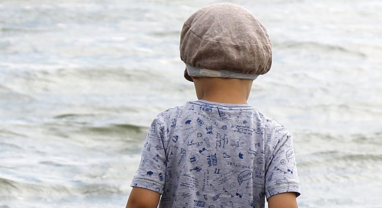 Junge am Meer mit Sanetta T-Shirt
