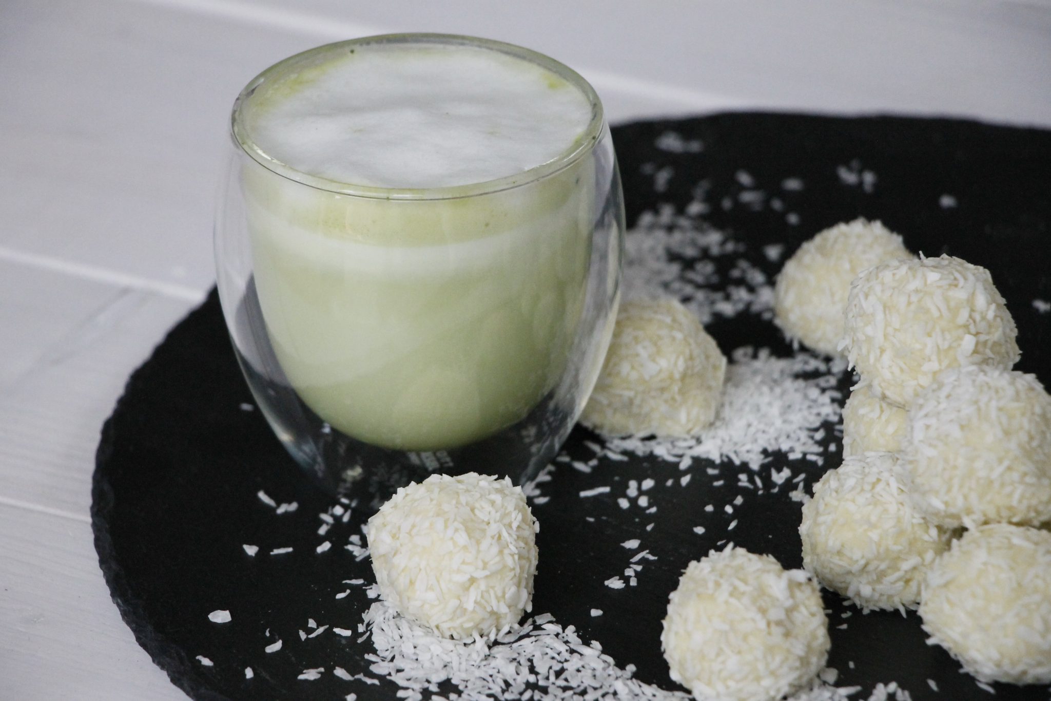 Selbstgemachte Kokospralinen mit KRÜGER YOU Matcha Latte - Lavendelblog