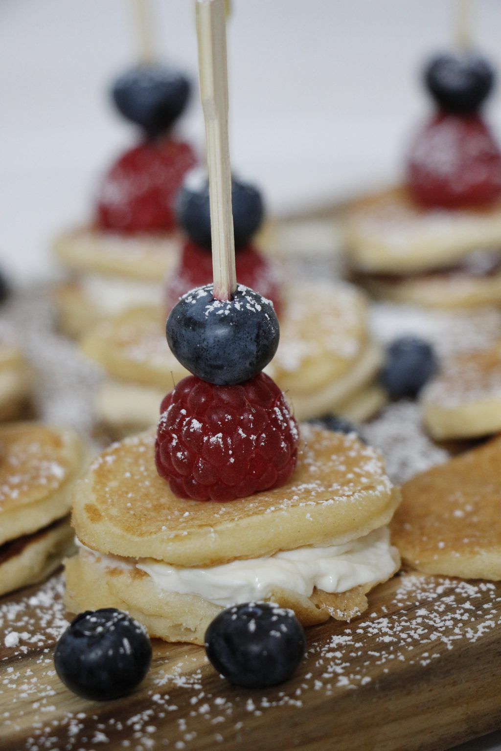 Süßes Fingerfood: Pancake-Beeren-Spieße mit unterschiedlichen Füllungen ...
