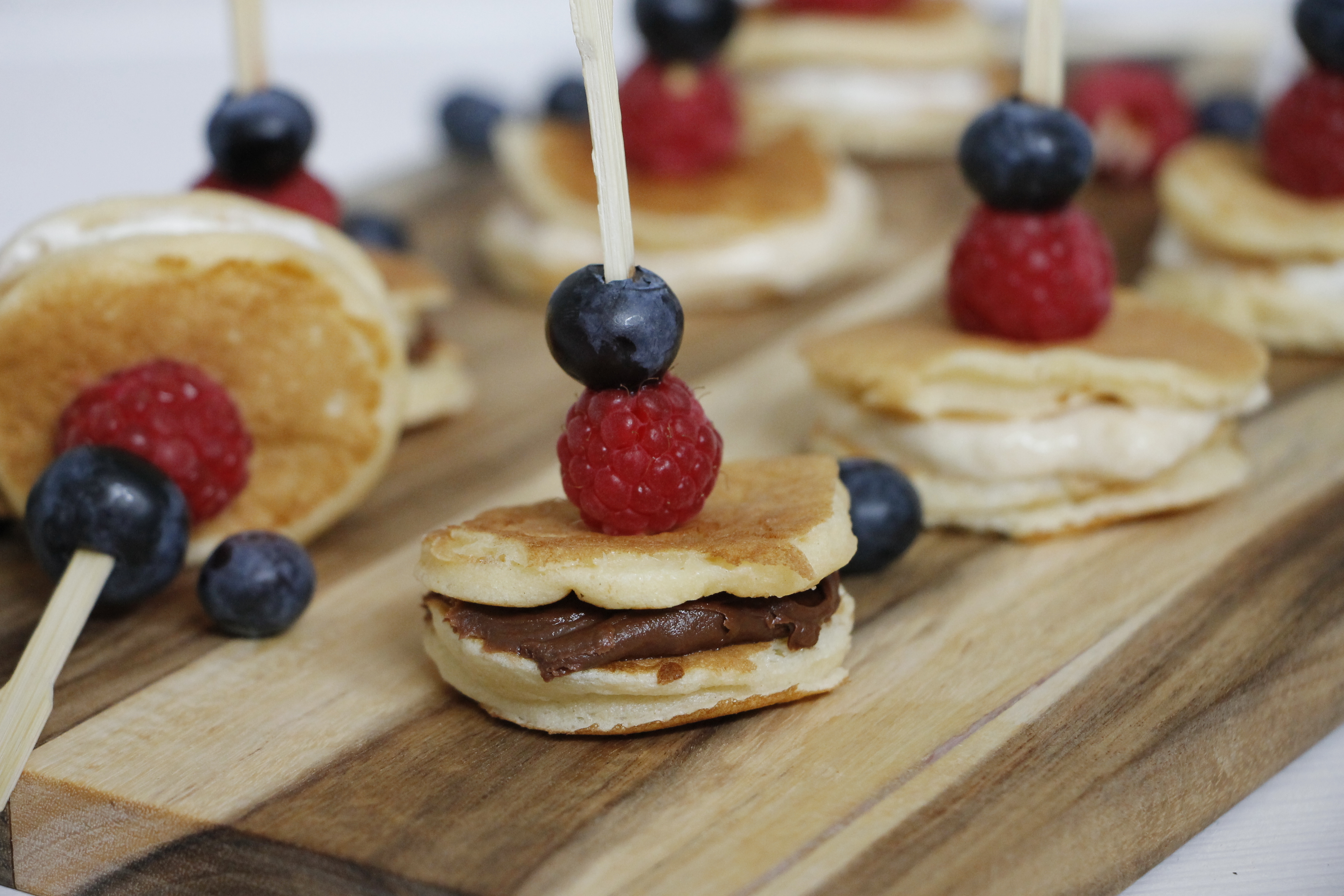 Süßes Fingerfood: Pancake-Beeren-Spieße mit unterschiedlichen Füllungen ...