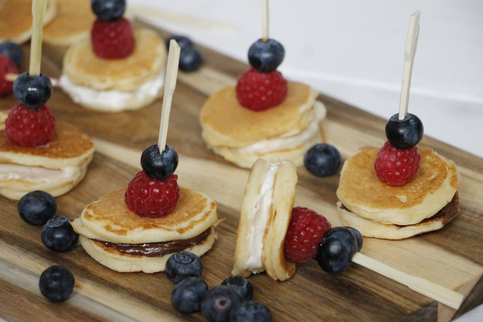 Süßes Fingerfood: Pancake-Beeren-Spieße mit unterschiedlichen Füllungen ...