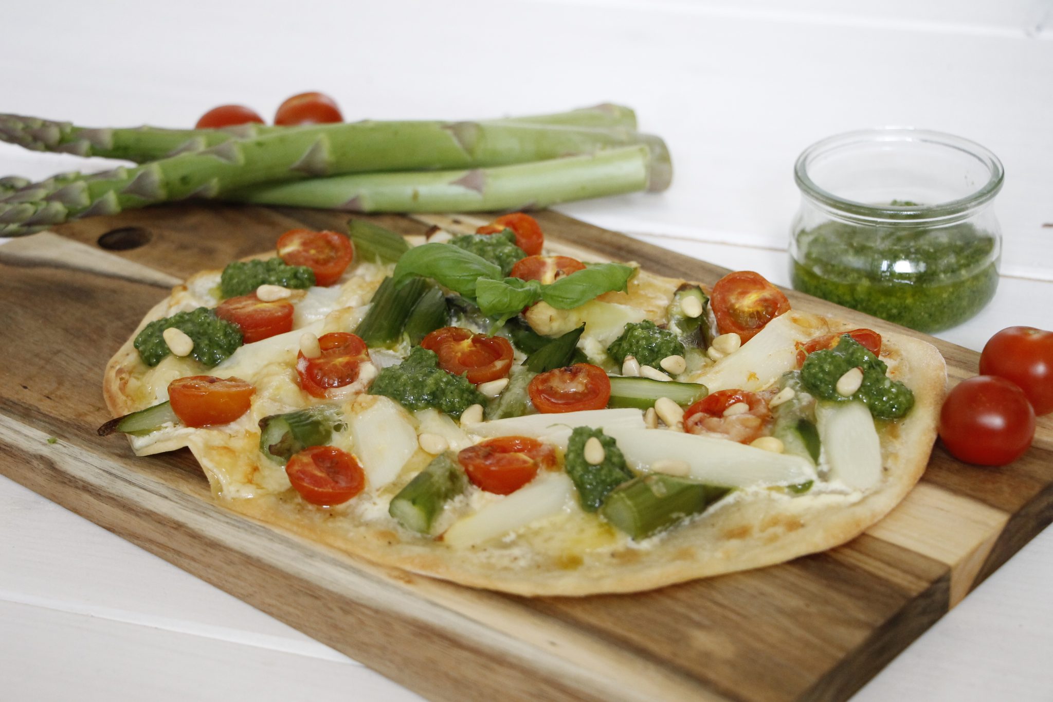 Rezept: Flammkuchen mit grünem und weißem Spargel - Lavendelblog