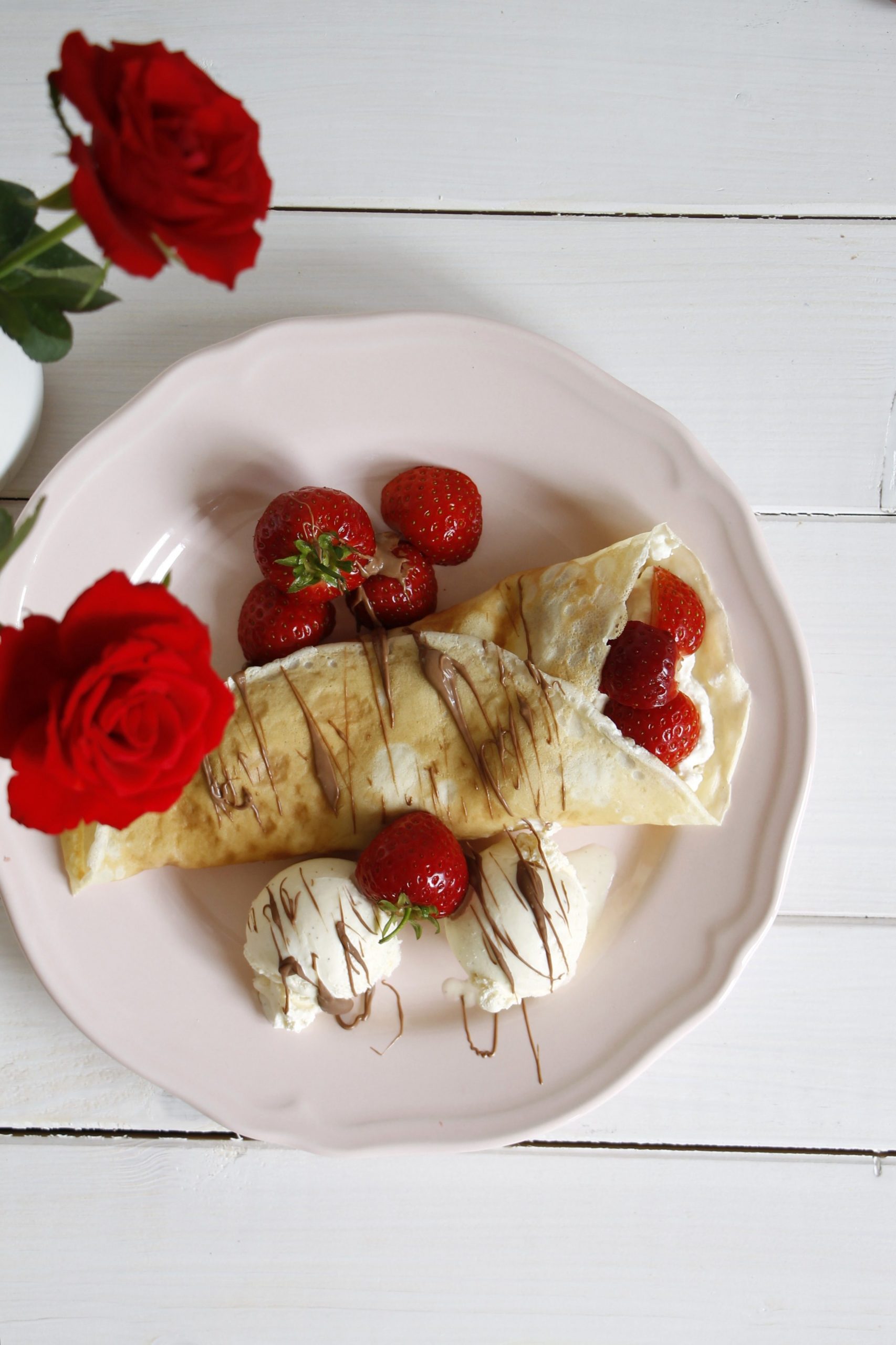 Sommer-Dessert: Crêpes mit Erdbeeren und Vanille-Sahne - Lavendelblog