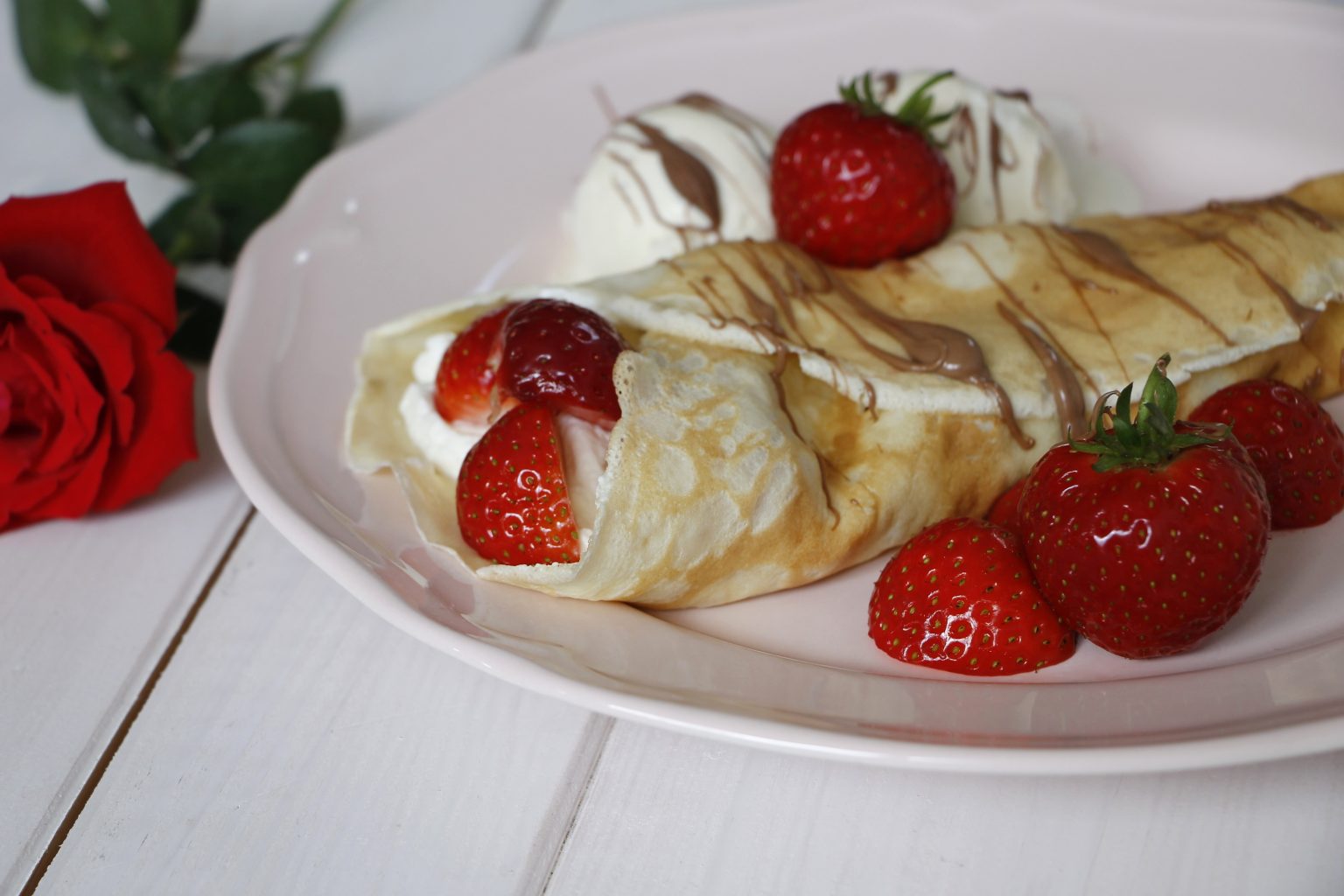 Crêpes mit Erdbeeren und Sahne