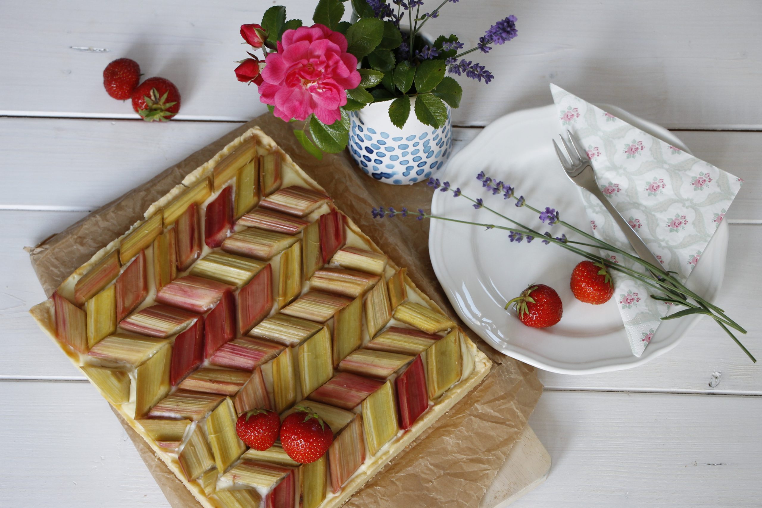 Rhabarber-Pudding-Kuchen: Rezept für glückliche Juni-Tage - Lavendelblog