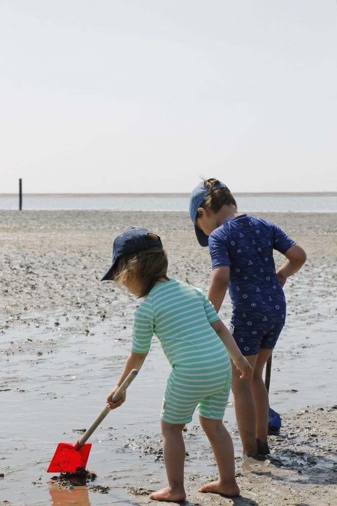 Sonnenschutz am Strand Kinder