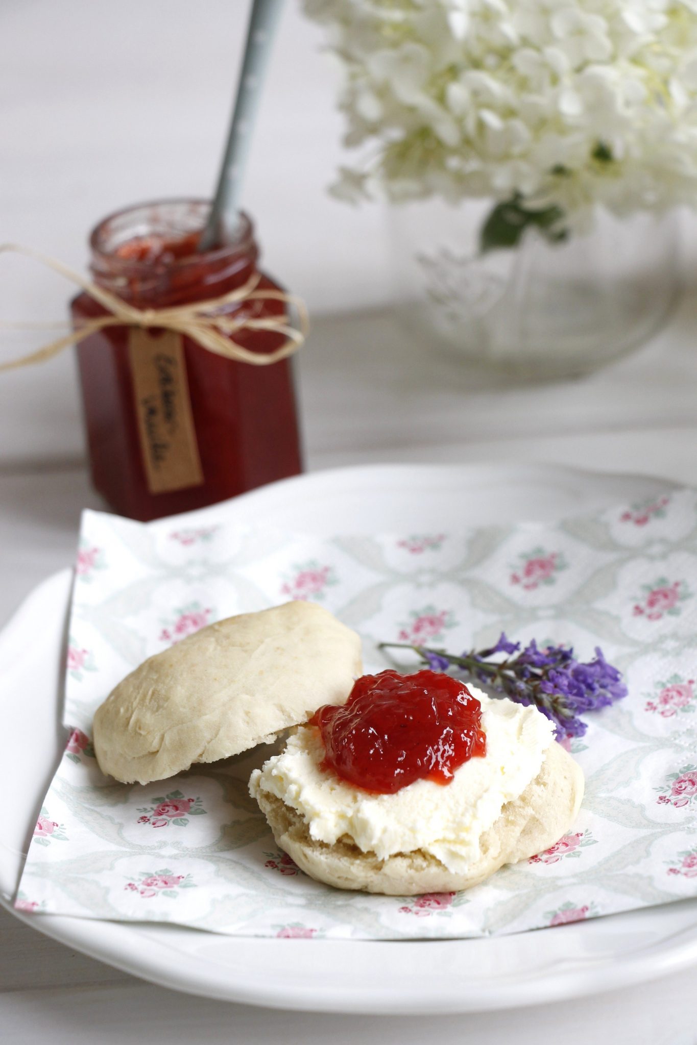 Tea Time: Scones mit Clotted Cream und Erdbeerkonfitüre (inkl ...