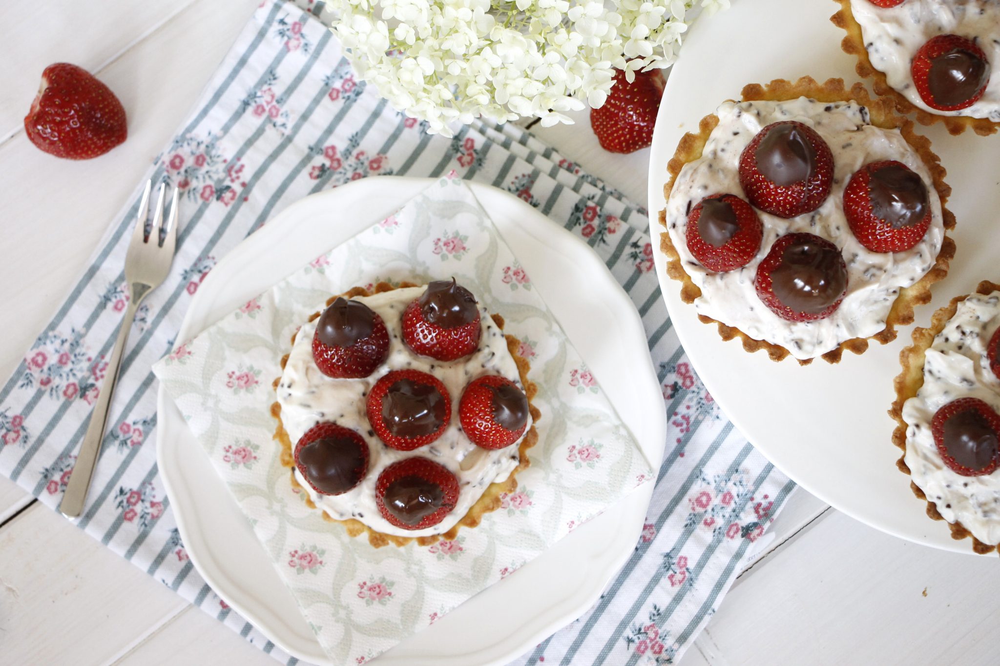 Rezept: Erdbeertörtchen mit Stracciatella-Creme - Lavendelblog