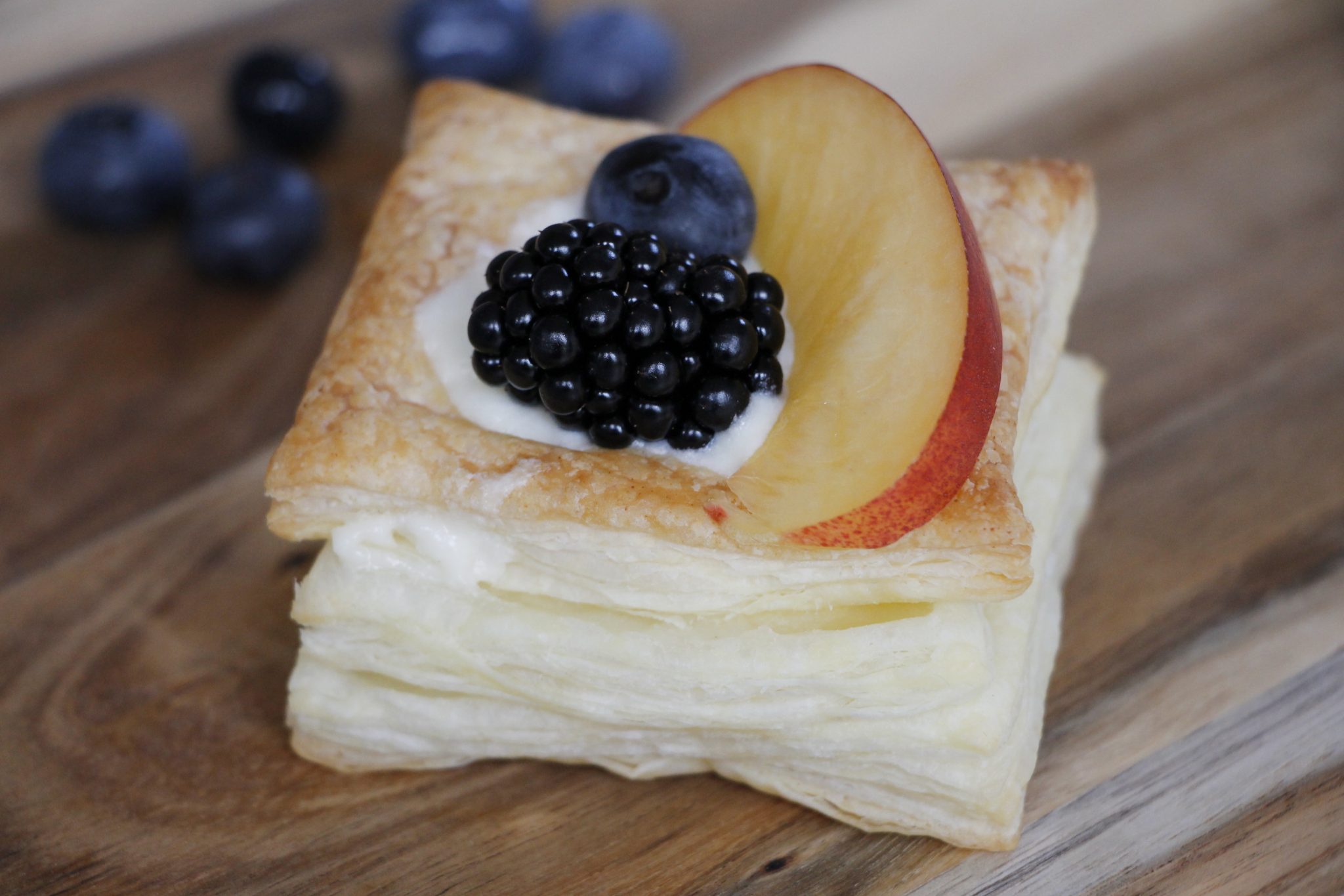 Rezept: Blätterteig-Törtchen mit Pudding und frischen Früchten ...