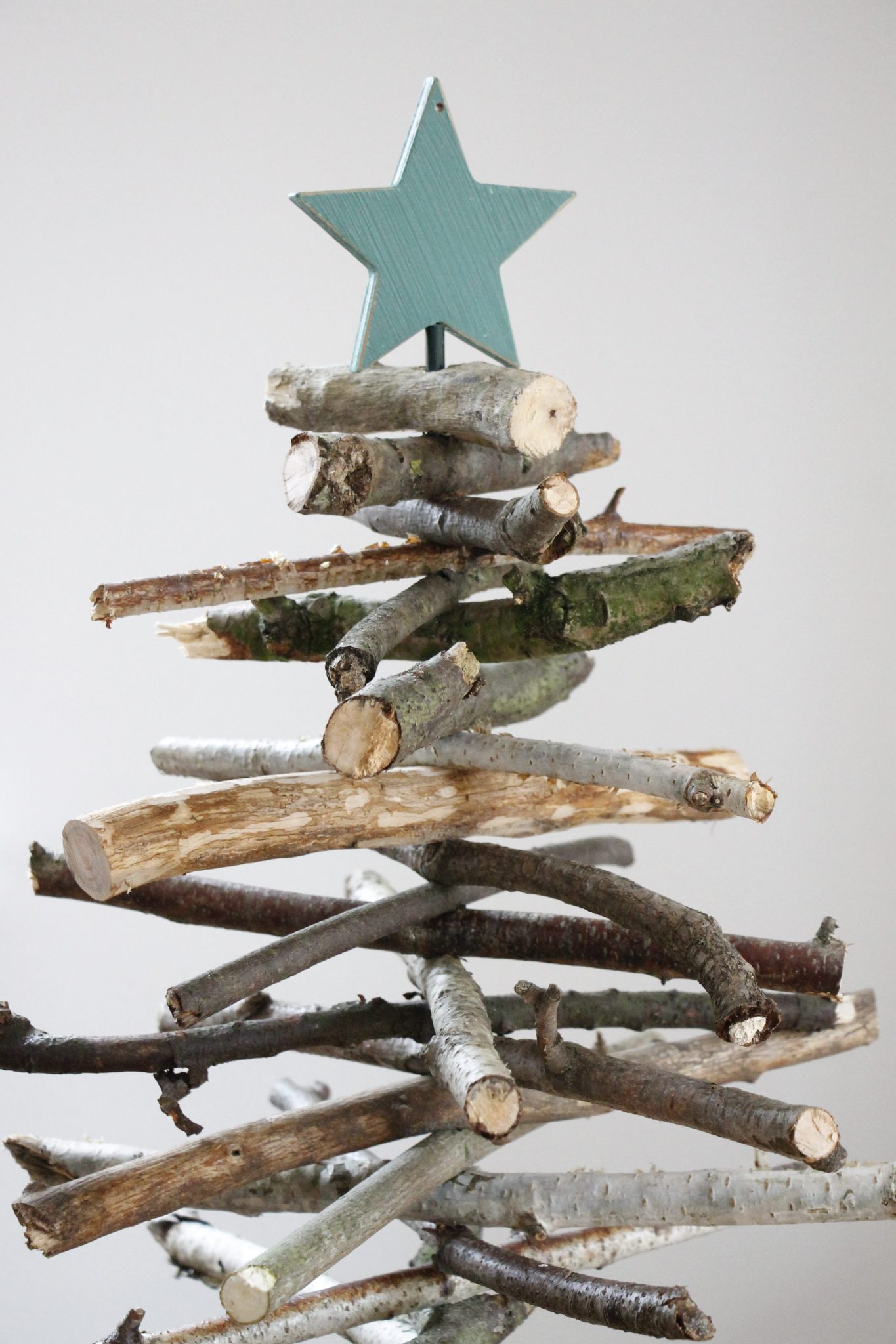 Weihnachtliche DIY-Idee: Weihnachtsbaum aus Holz bauen - Lavendelblog