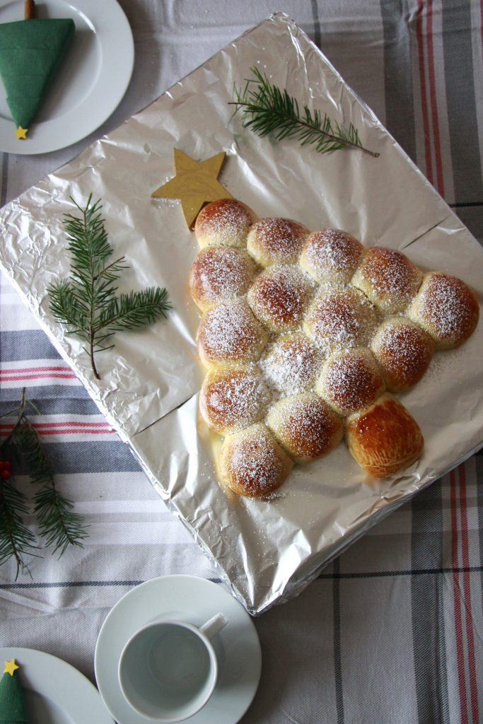 Weihnachtsbaum aus Hefeteig Rezept