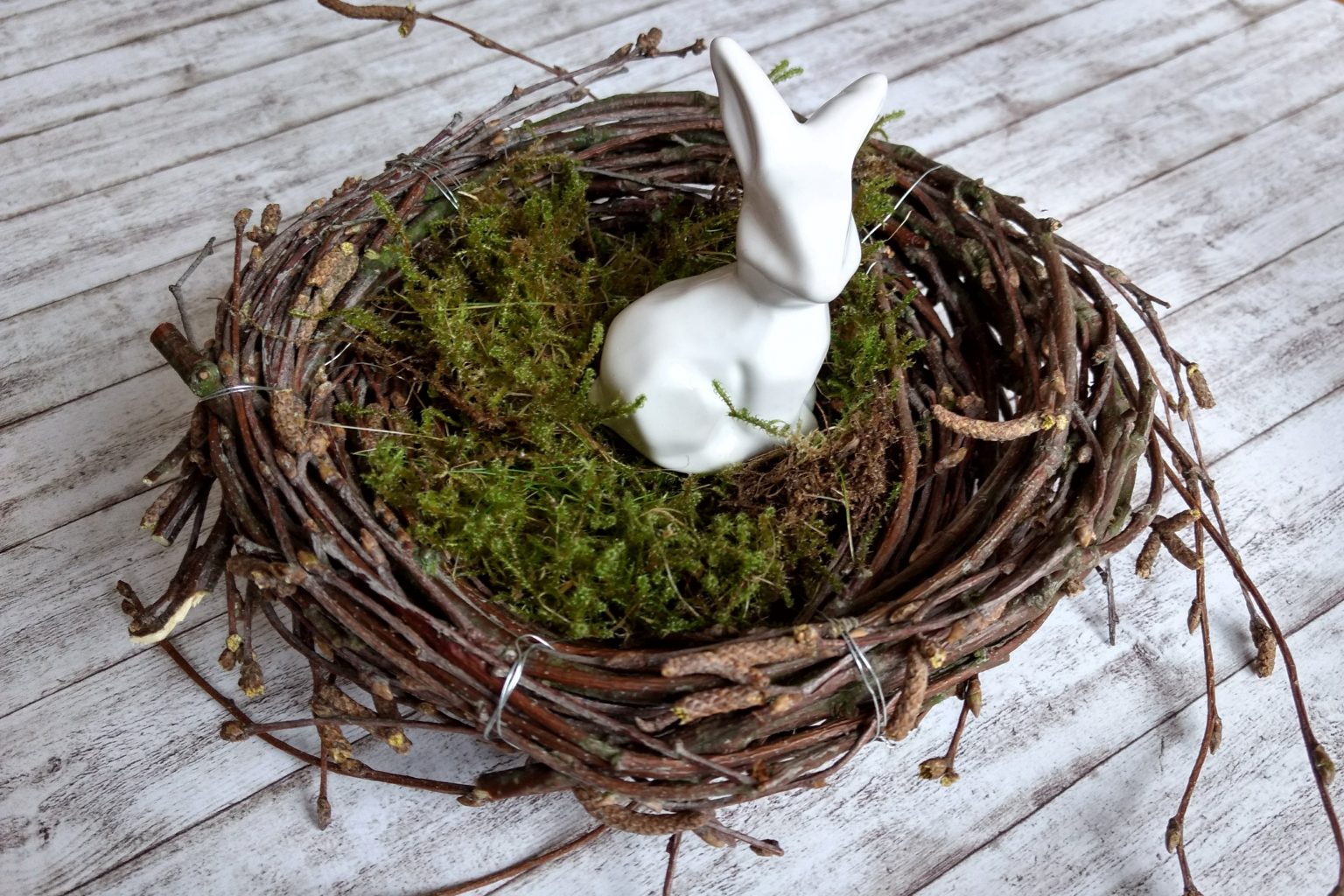 Osternest aus Ästen binden Anleitung