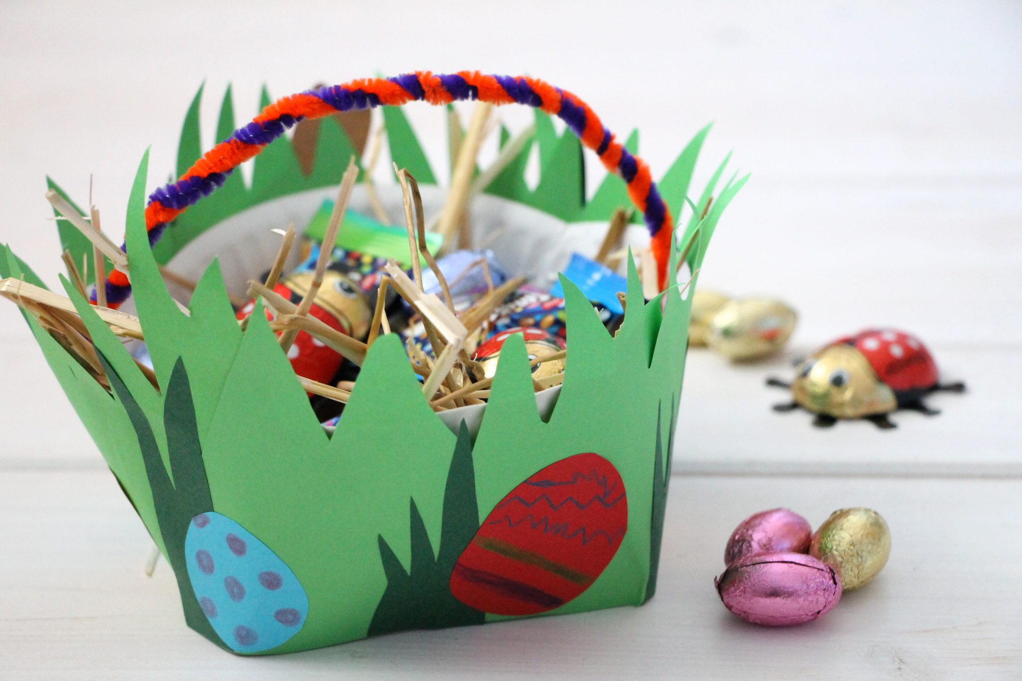 Bastelidee zu Ostern: Pappteller-Osterkörbchen und Ideen für ein