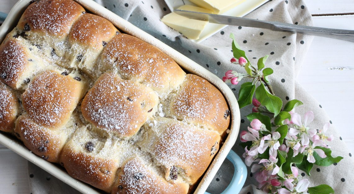 Hefeteig-Brötchen backen: Rezept für Schoko- und Rosinen-Brötchen ...