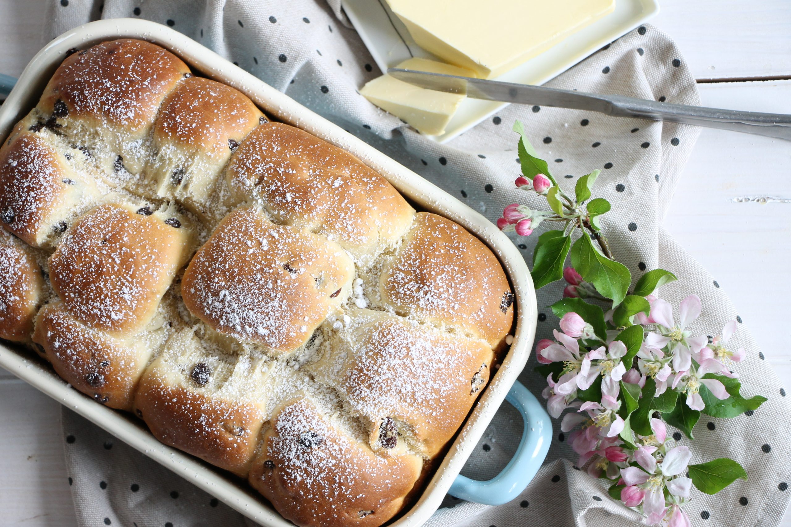 Hefeteig-Brötchen backen: Rezept für Schoko- und Rosinen-Brötchen ...