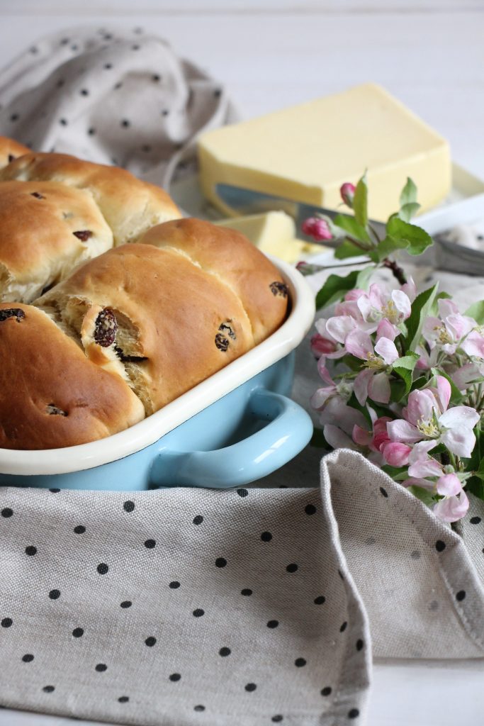 Hefeteig-Brötchen backen: Rezept für Schoko- und Rosinen-Brötchen ...