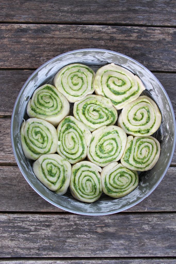 Hefeteig-Schnecken mit Pesto