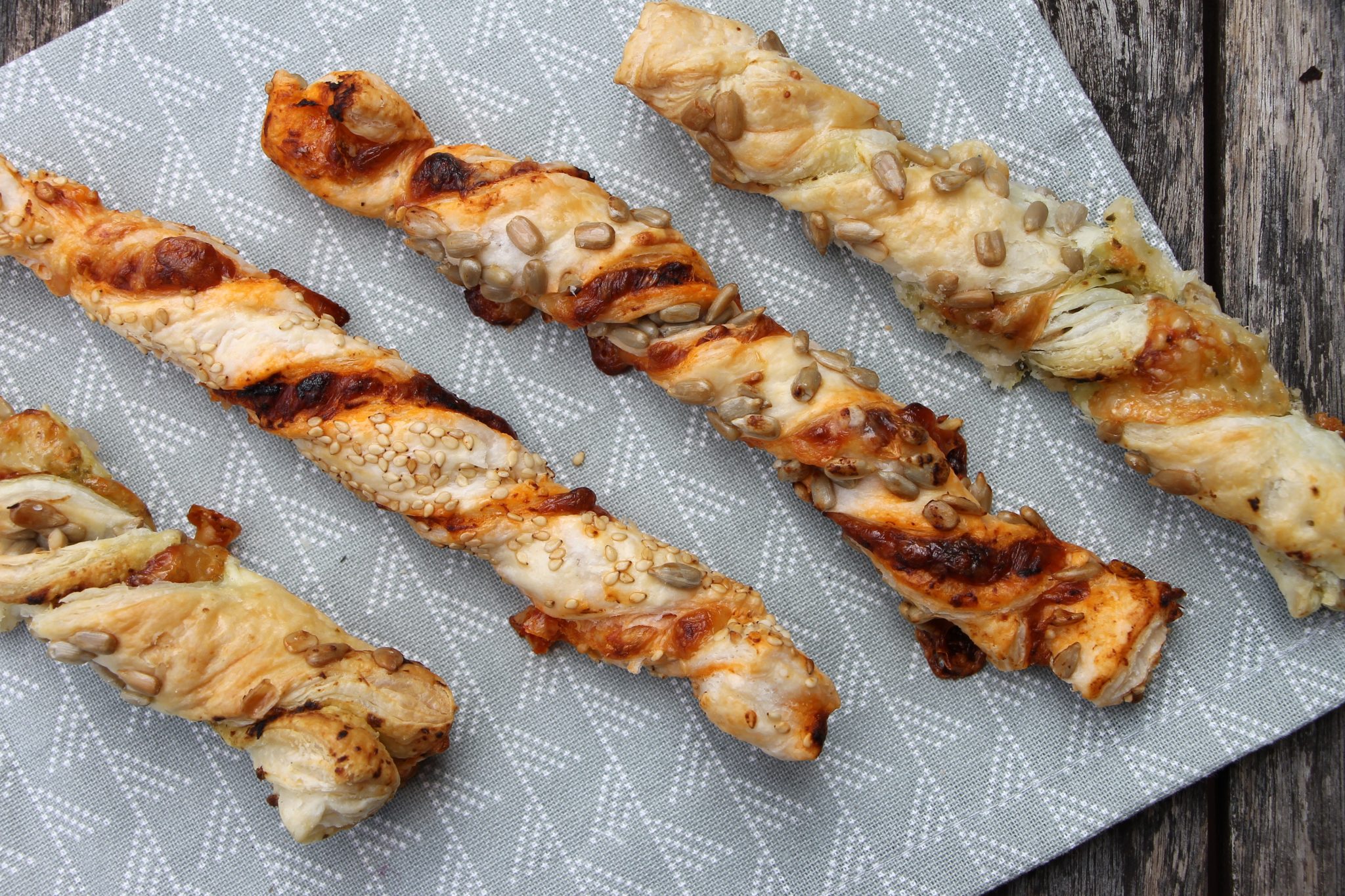 Partysnack: Blätterteigstangen - Rezept für einfaches Fingerfood ...
