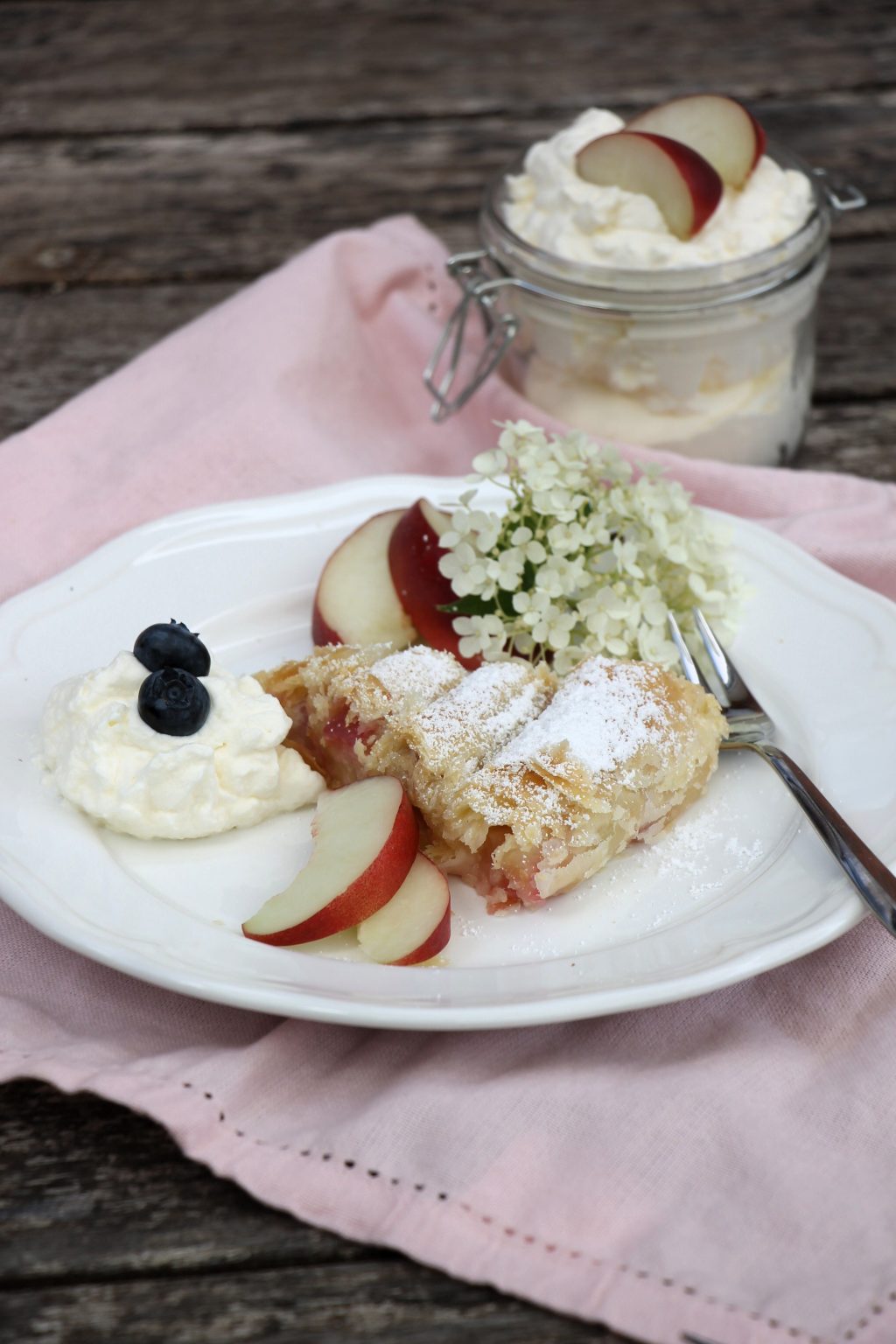 Schnelles Kuchen-Rezept: Süße Blätterteigschnecke mit Obst - Lavendelblog