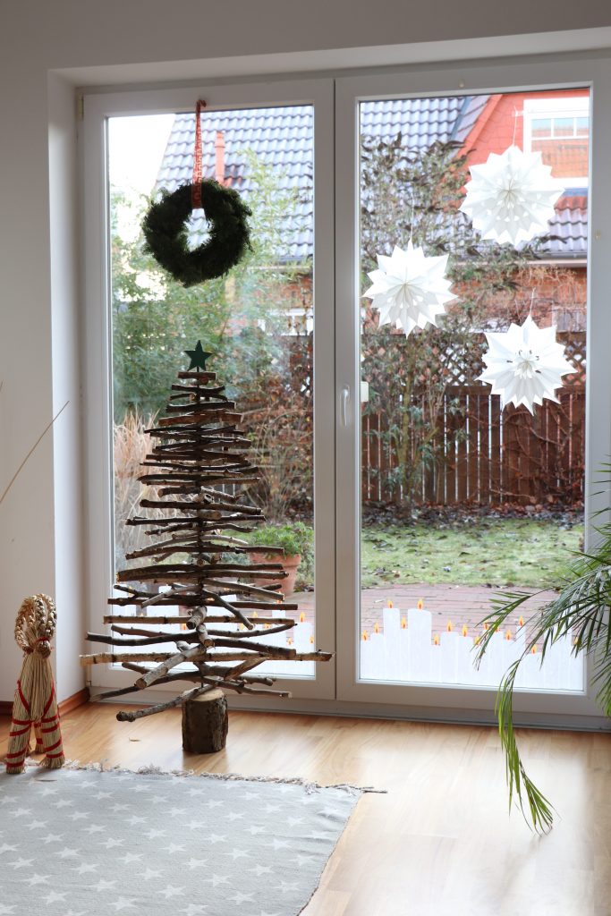 Weihnachtliche Fensterdeko: Transparentpapier-Kerzen basteln - Lavendelblog