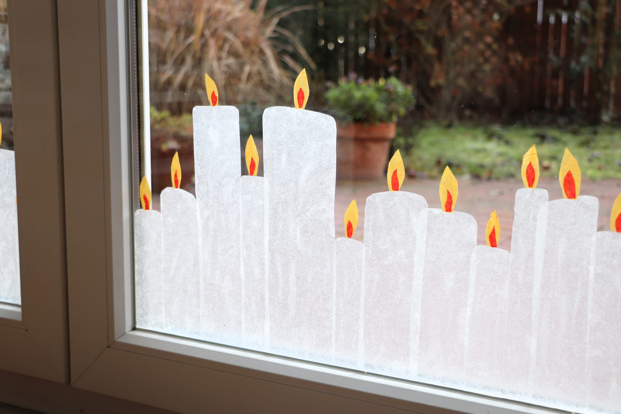 Weihnachtliche Fensterdeko: Transparentpapier-Kerzen basteln - Lavendelblog