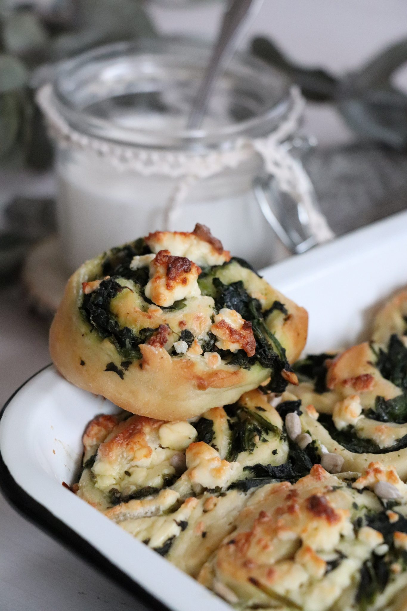 Rezept: Pizzabrötchen mit Knoblauch-Dip - Lavendelblog