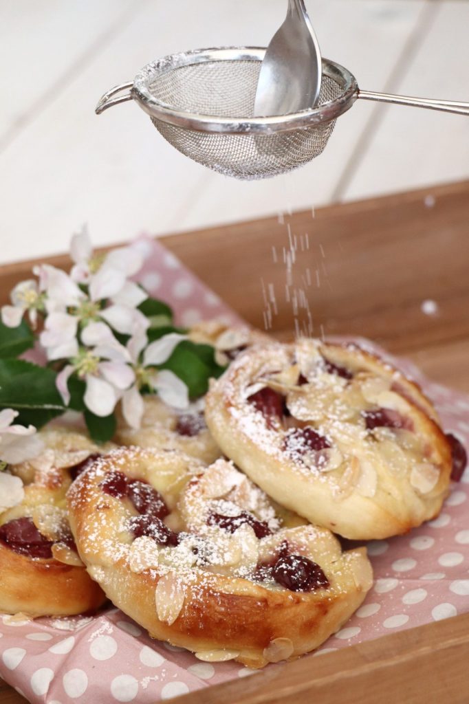 Puddingschnecken mit Kirschen Rezept