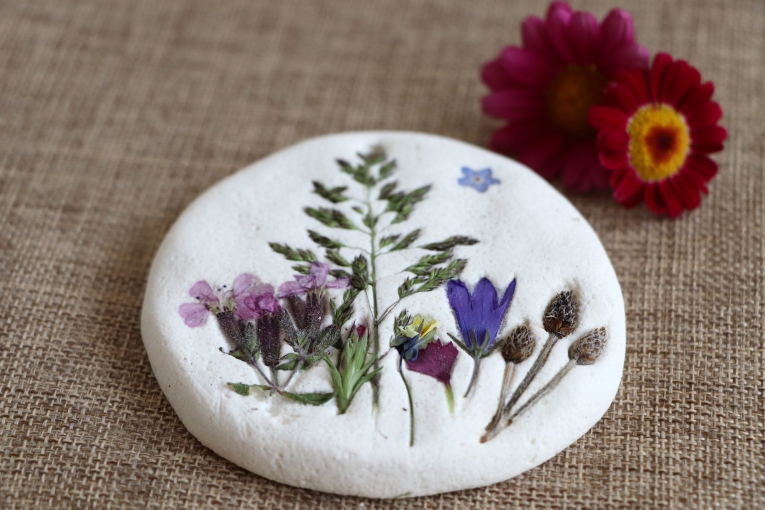 Raus in die Natur: Basteln mit Naturmaterialien - Salzteig-Mandalas