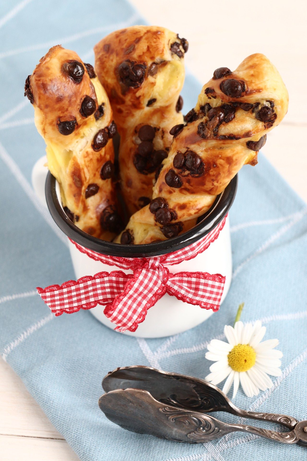 Blätterteigstangen: Süß &amp; lecker - mit Pudding und Schokotropfen ...