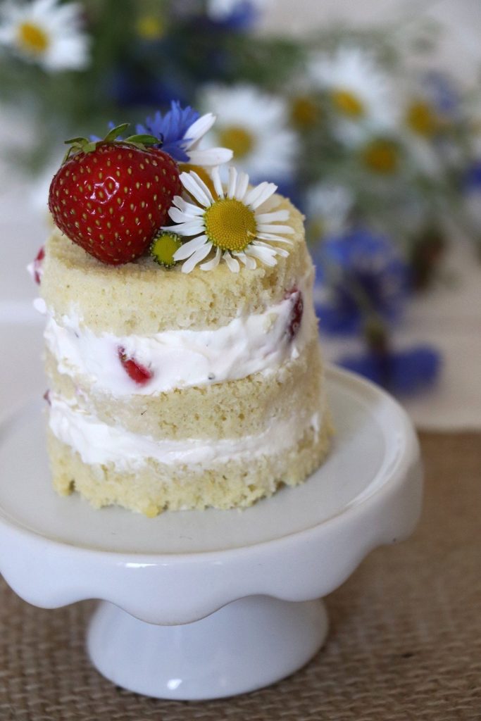 Erdbeertörtchen mit Blumendeko: Sommerlich &amp; fruchtig - Lavendelblog