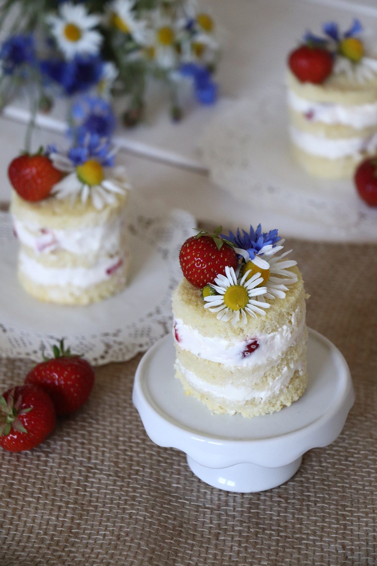 Erdbeertörtchen mit Blumendeko: Sommerlich &amp; fruchtig - Lavendelblog