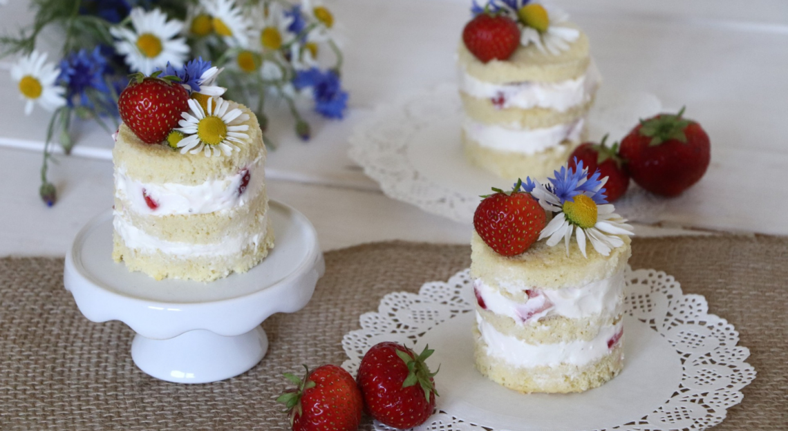 Erdbeertörtchen mit Blumendeko: Sommerlich &amp; fruchtig - Lavendelblog