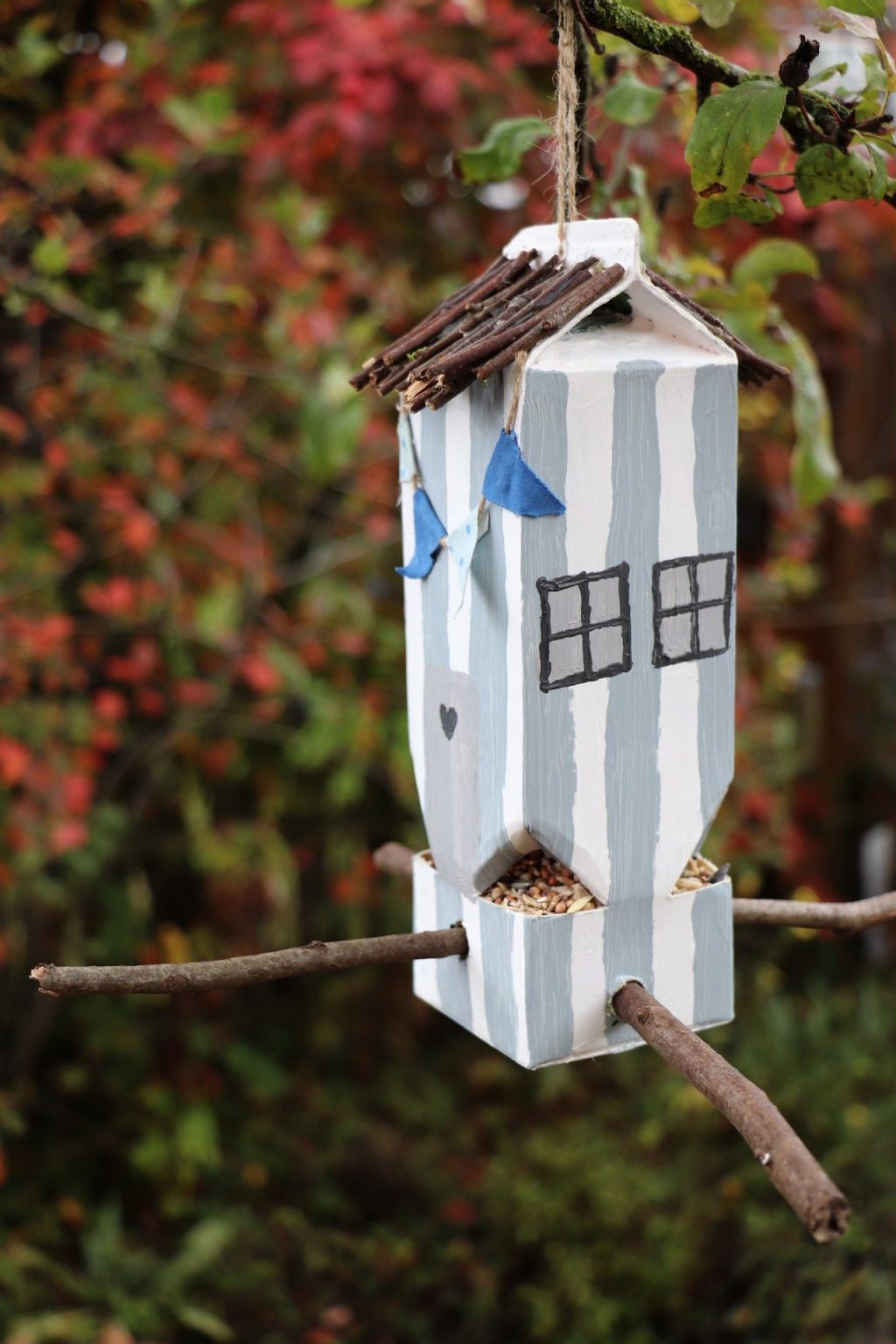 DIY MilchtütenVogelhaus zum Tiere beobachten (inkl. Buchempfehlung