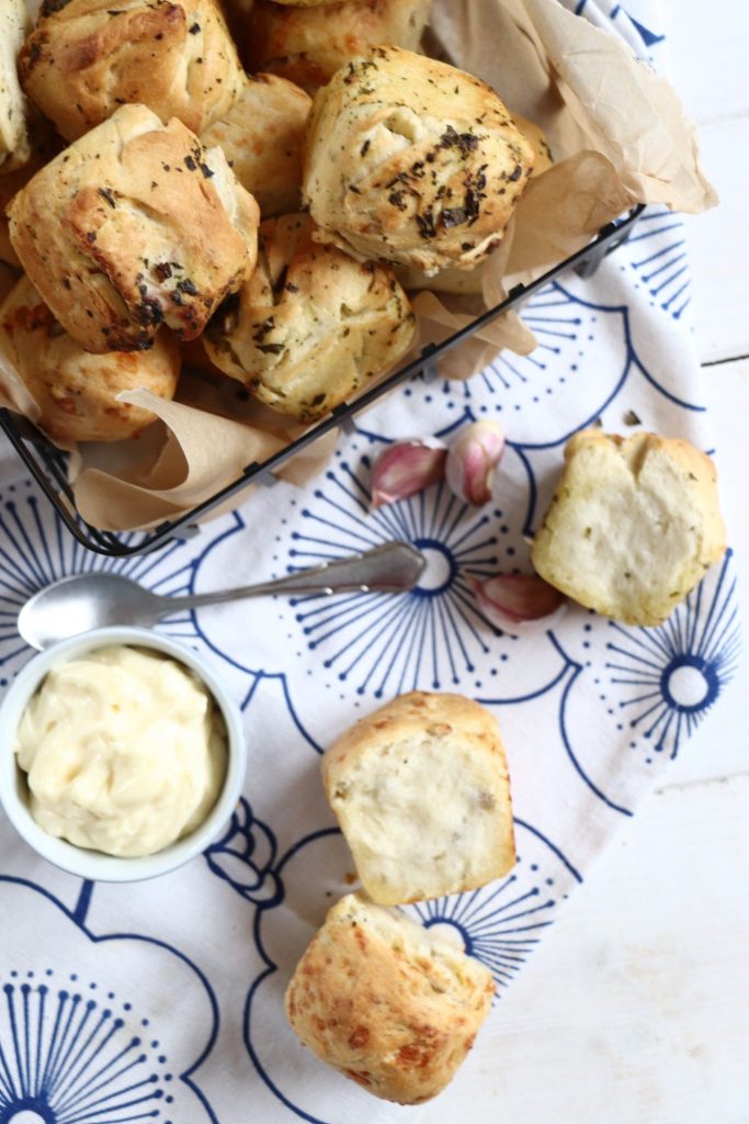 Party-Rezept: Kräuterbutter-Brötchen mit selbstgemachter Aioli ...