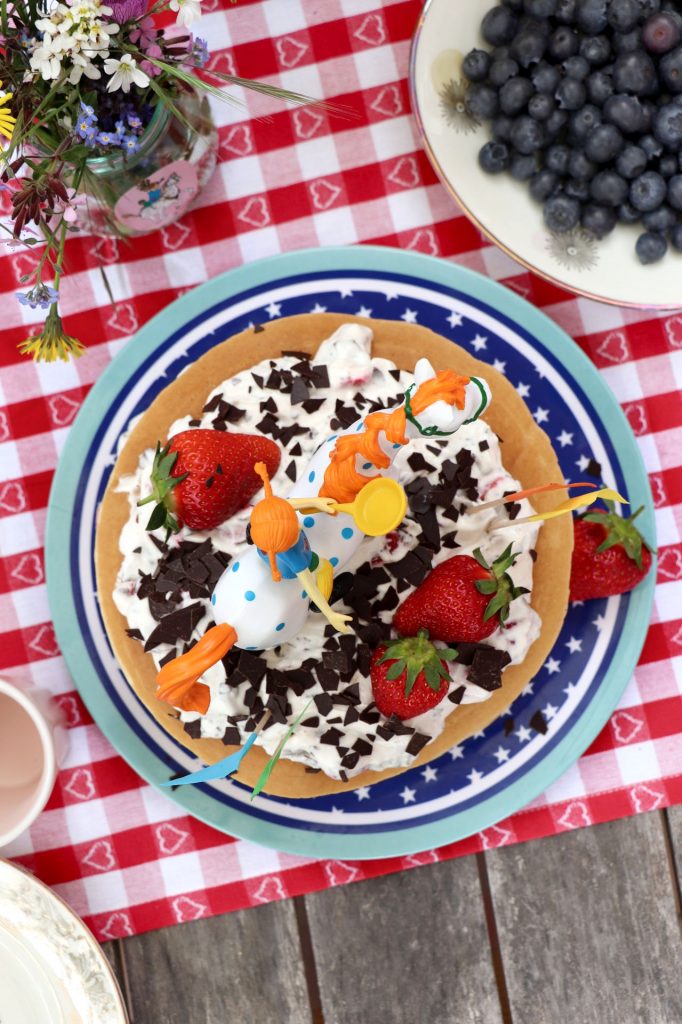 Pfannkuchen Torte mit Erdbeeren