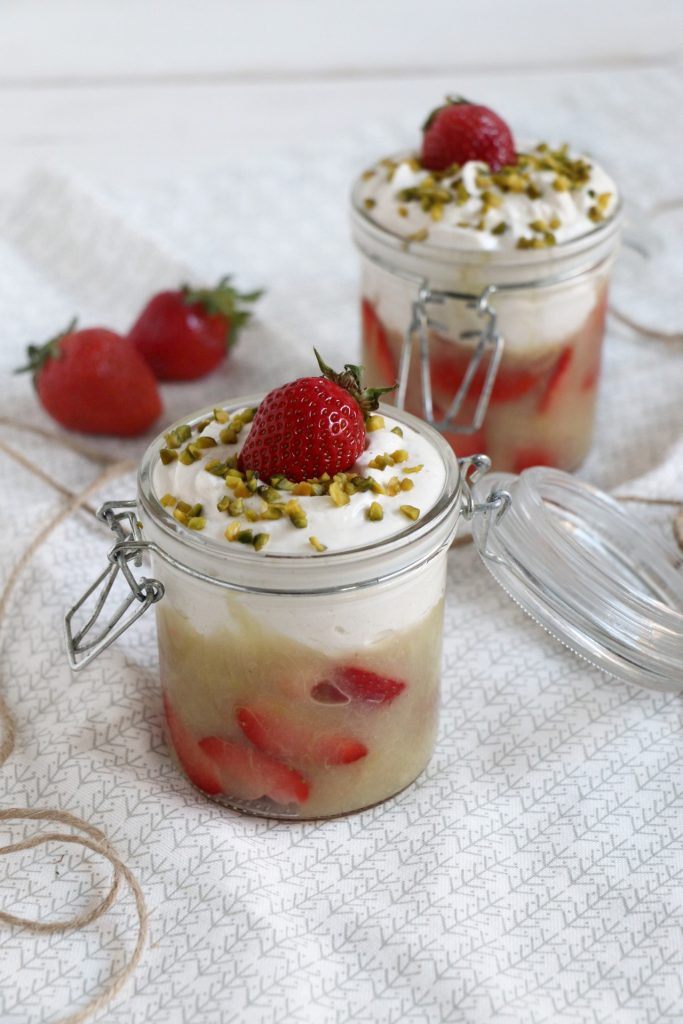 Rhabarber-Dessert mit Erdbeeren