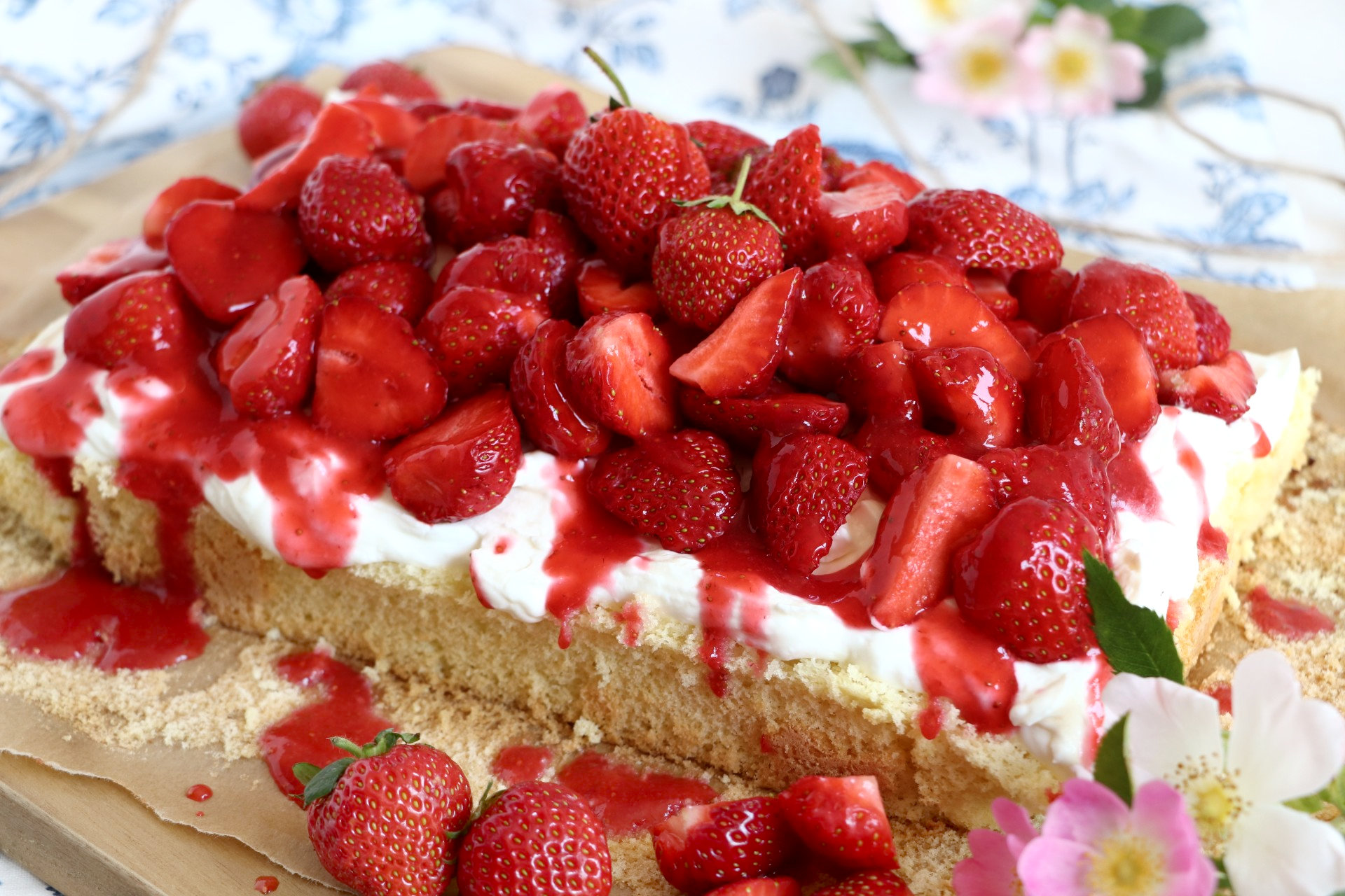 Erdbeerkuchen Vom Blech So Geht S Erdbeerkuchen Vom Blech Rezept | My ...