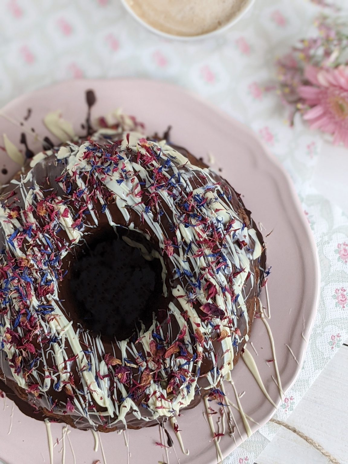 Schoko-Gugelhupf: Rezept für einen saftigen Schokoladenkuchen ...