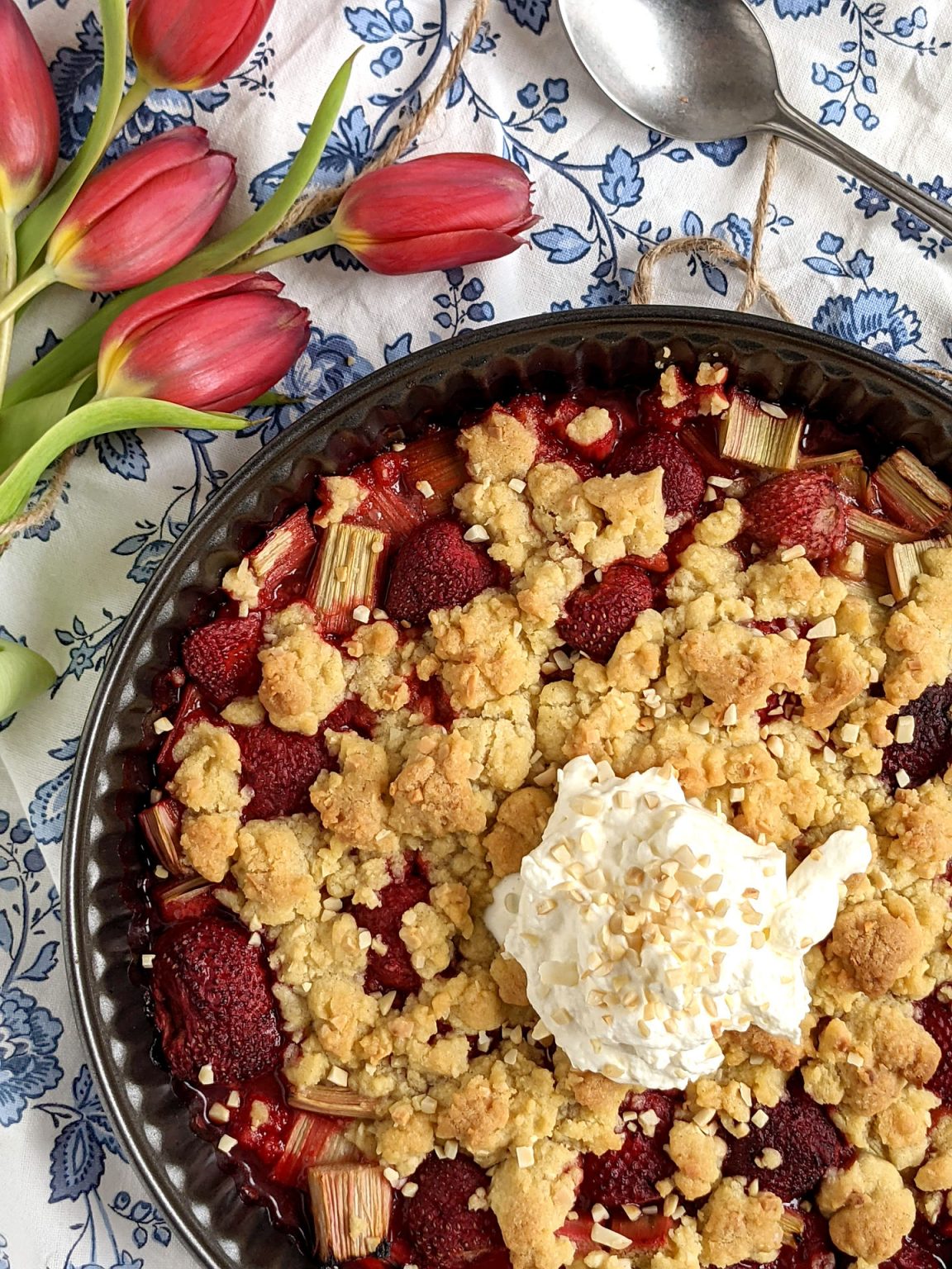 Rezept: Erdbeer-Rhabarber-Crumble mit Mandeln - Lavendelblog