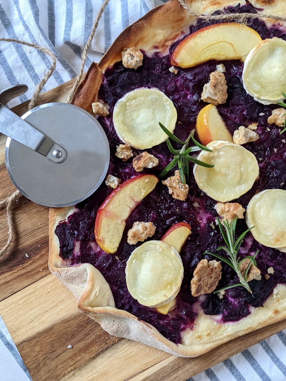 Pizza Bianca Rezept mit Rotkohl