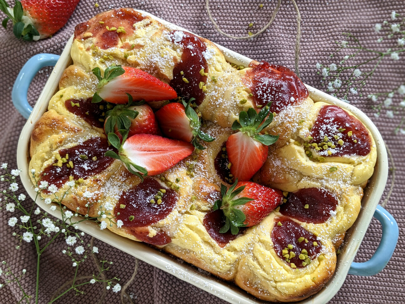 Käsekuchen-Buchteln mit Erdbeeren Rezept