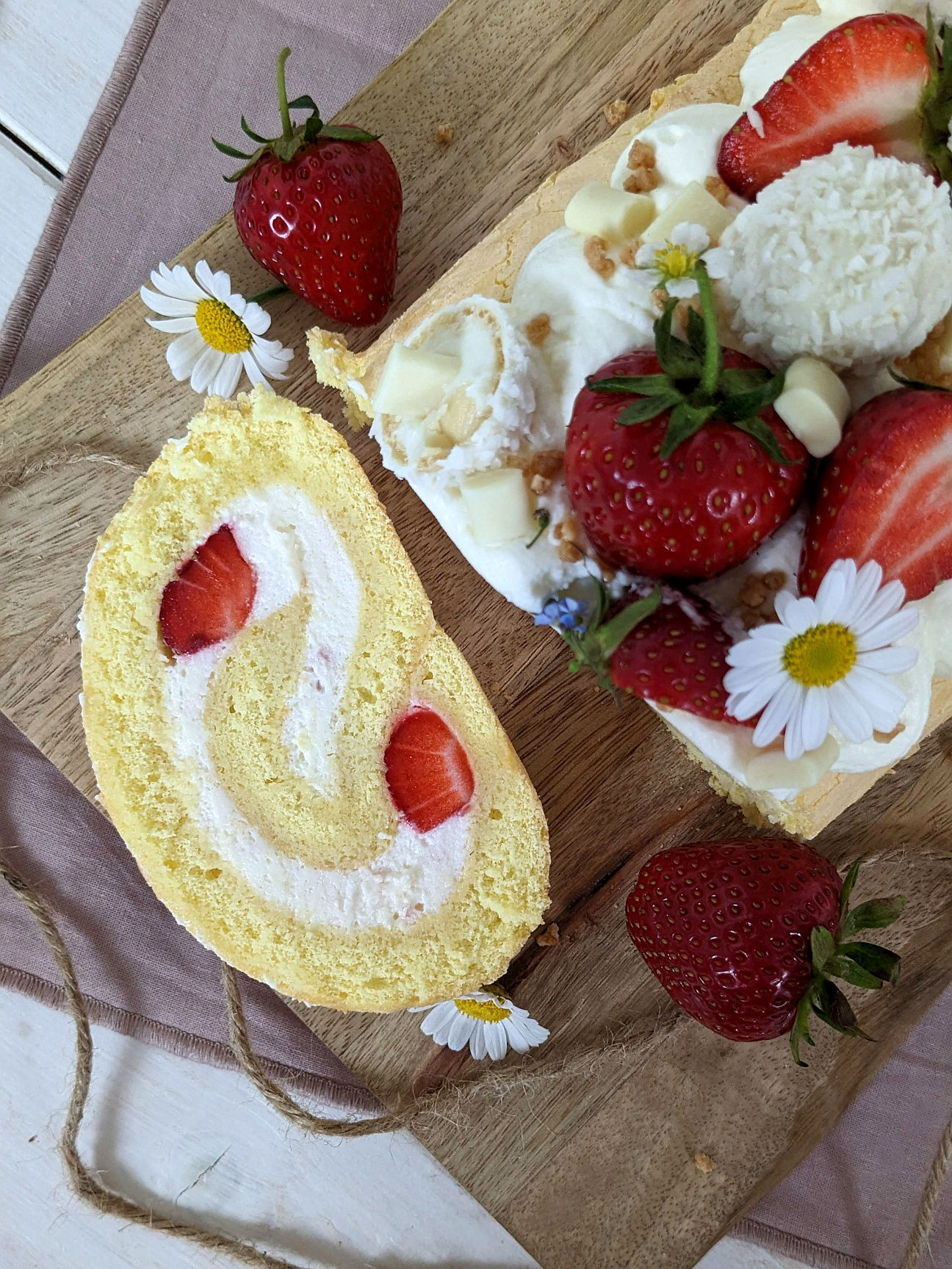 Biskuitrolle mit Erdbeeren Rezept