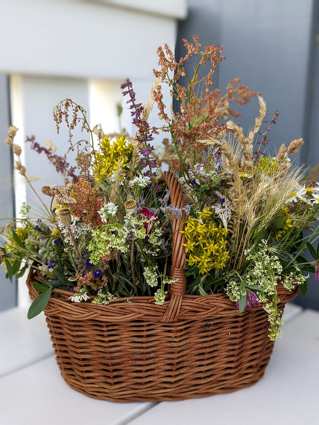 Wiesenblumen Korb dekorieren