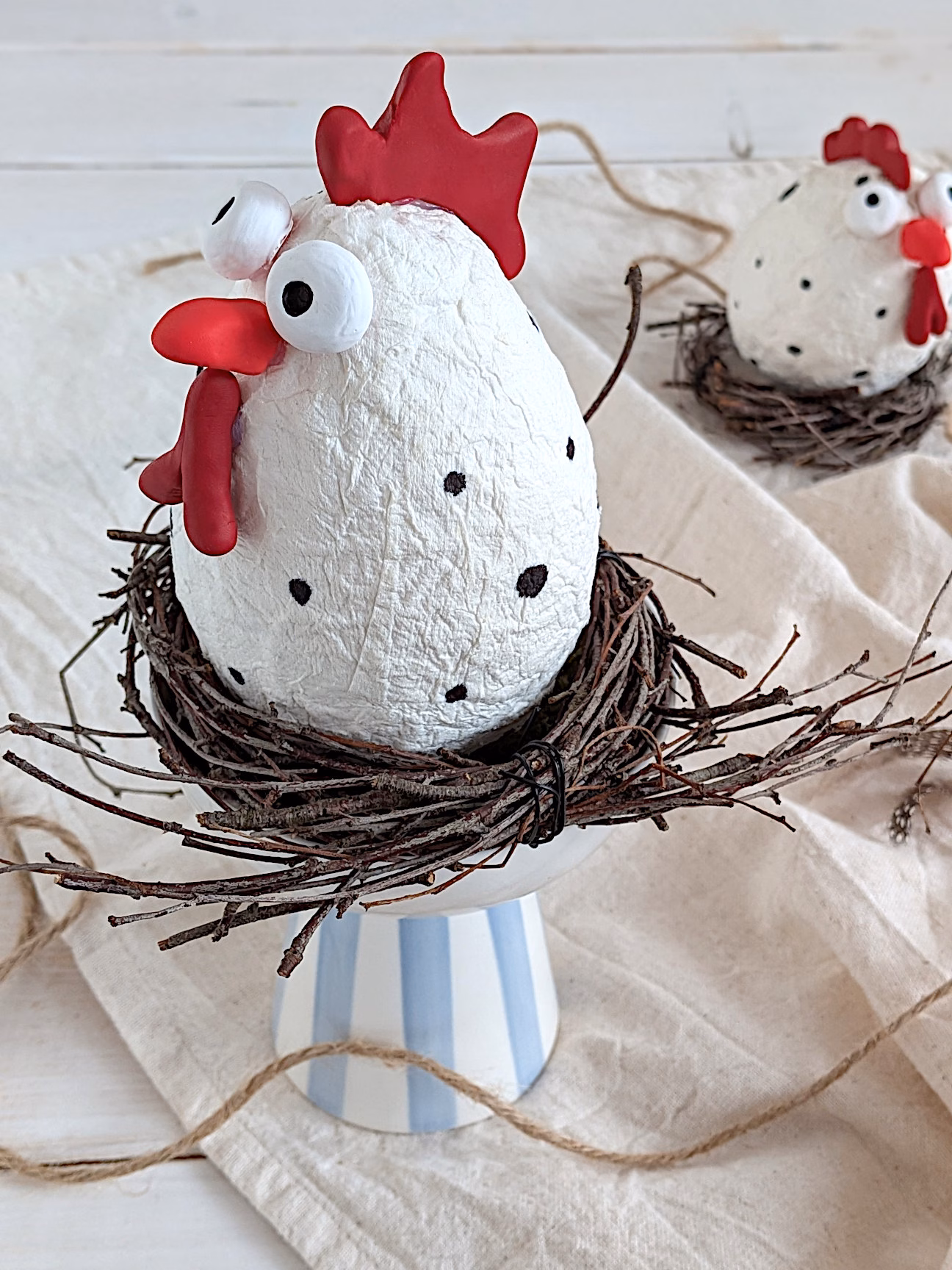 Osterdeko selber machen Klopapier Hühner